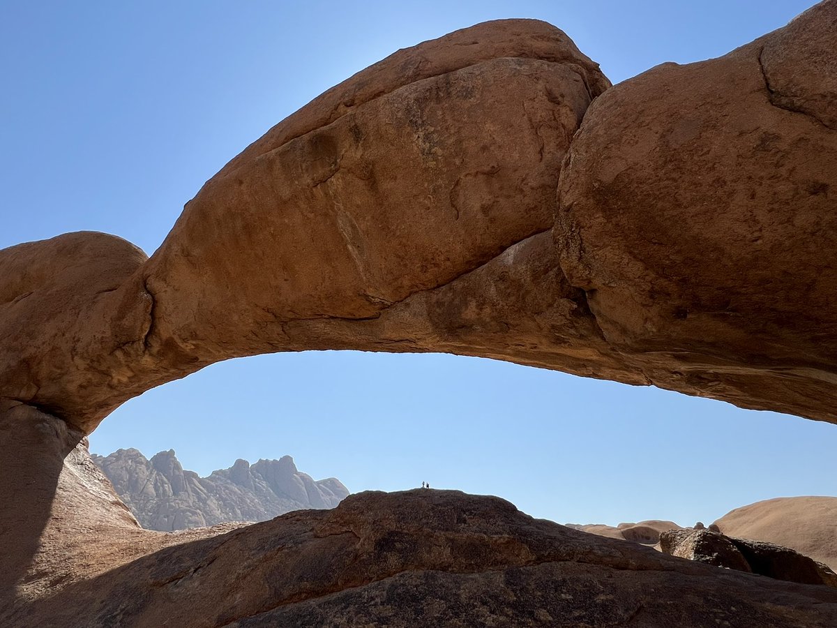 alvaudan's tweet photo. Plus les étendues sont vastes, plus les sommets sont hauts, plus #Timon_And_Pumbaa se sentent petits. Ouvrez l’œil ! #backtotheroots #spitzkoppe https://t.co/LgRkQMOltF