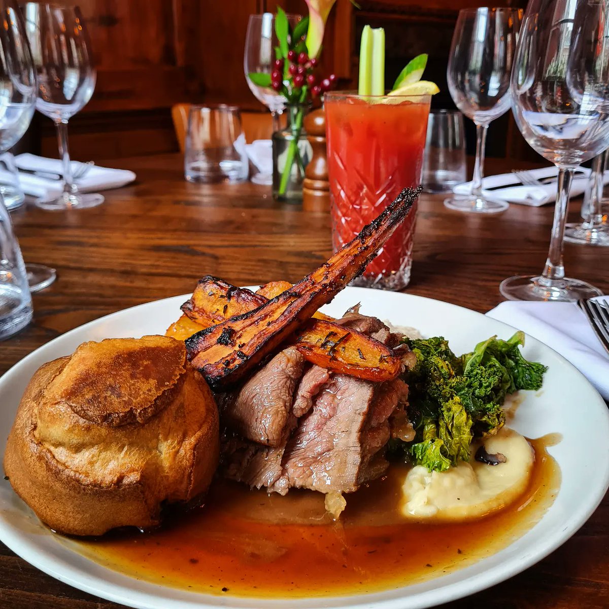 ChesterfieldW1's tweet photo. It's hard not to love Sundays with roasts this good! And why not try one of our favourite bloody marys too! Guaranteed to leave you feeling satisfied π
#thechesterfieldarms #sundayroast #bloodymary #publunch #goodfood #hangovercure #madeinmayfair #metropubs https://t.co/YROIVqJ3XU