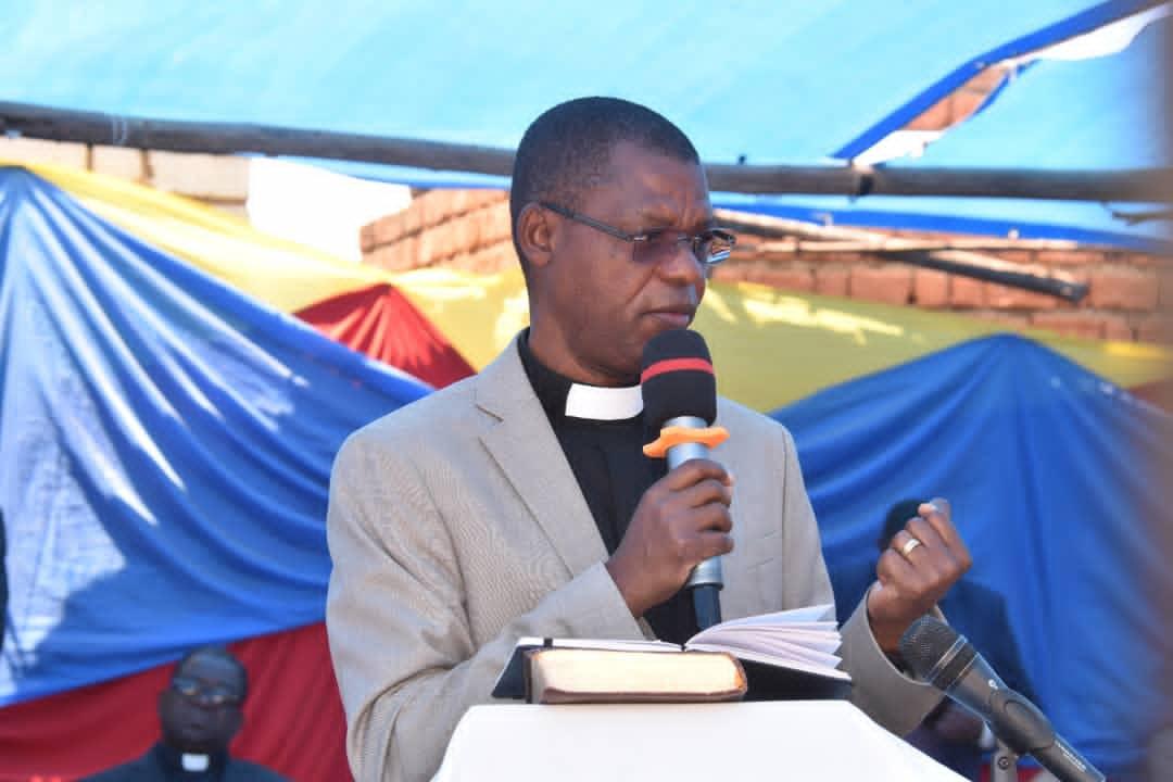 Burundi_senat's tweet photo. #Burundi Le Président du @burundi_senat s'est associé aux fidèles de l'église @UMC_Burundi #Muhene en Commune Butaganzwa de @RuyigiProvince lors de la célébration dominicale où les fidèles procédaient à la clôture d'une croisade de prière de trois jours. https://t.co/LfMCO40E7N