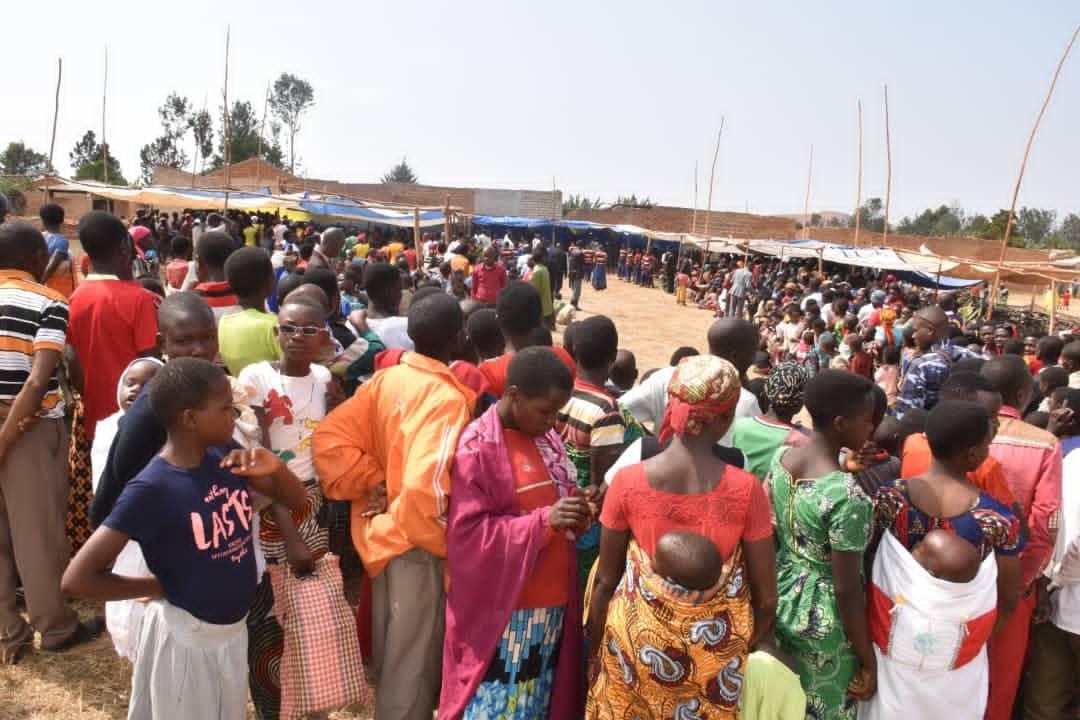 Burundi_senat's tweet photo. #Burundi Le Président du @burundi_senat s'est associé aux fidèles de l'église @UMC_Burundi #Muhene en Commune Butaganzwa de @RuyigiProvince lors de la célébration dominicale où les fidèles procédaient à la clôture d'une croisade de prière de trois jours. https://t.co/LfMCO40E7N