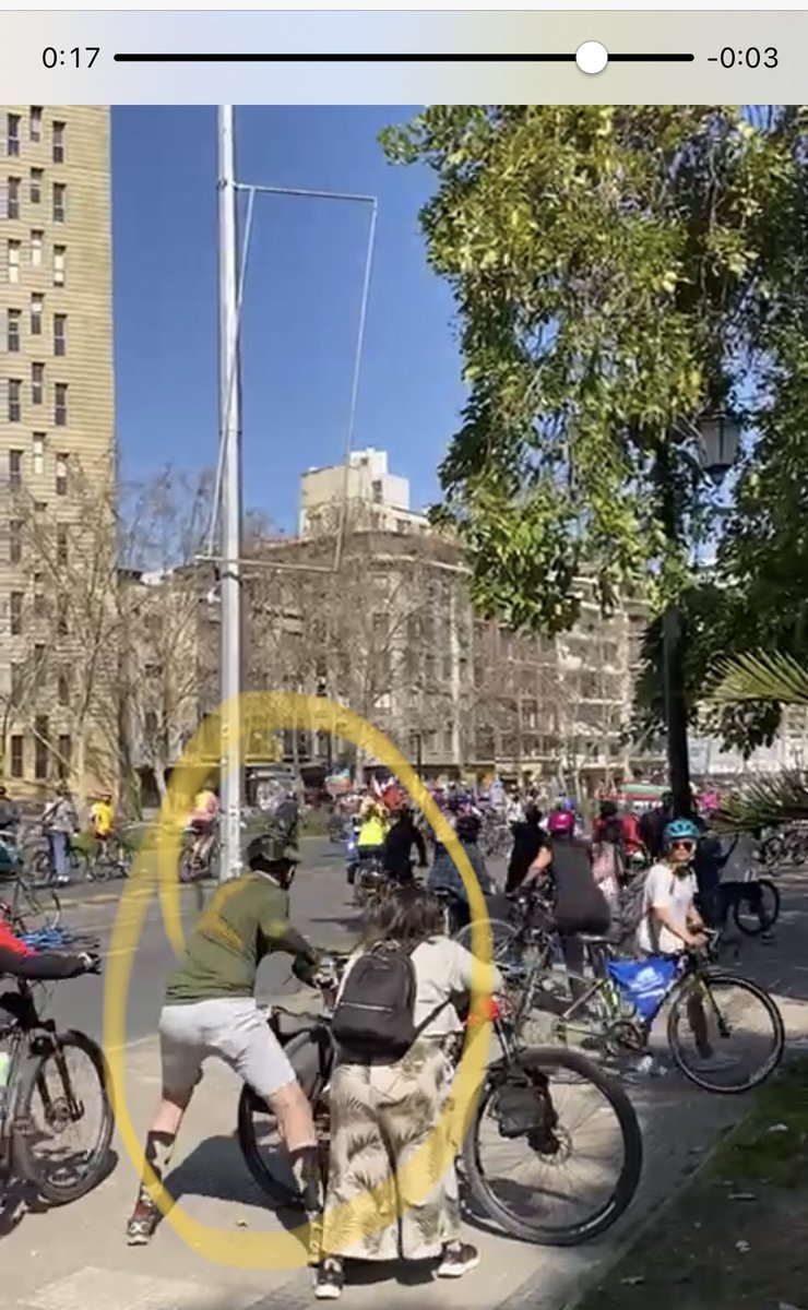 Gonsantan's tweet photo. @copano Contexto: ciclistas pasan tirando piedras a los caballos y carretoneros. Eso no justifica el actuar, pero le da contexto. Ahora, que hace este sujeto? Portando armas con amor? desde el segundo 13 de tu video. https://t.co/2YZnzofejU