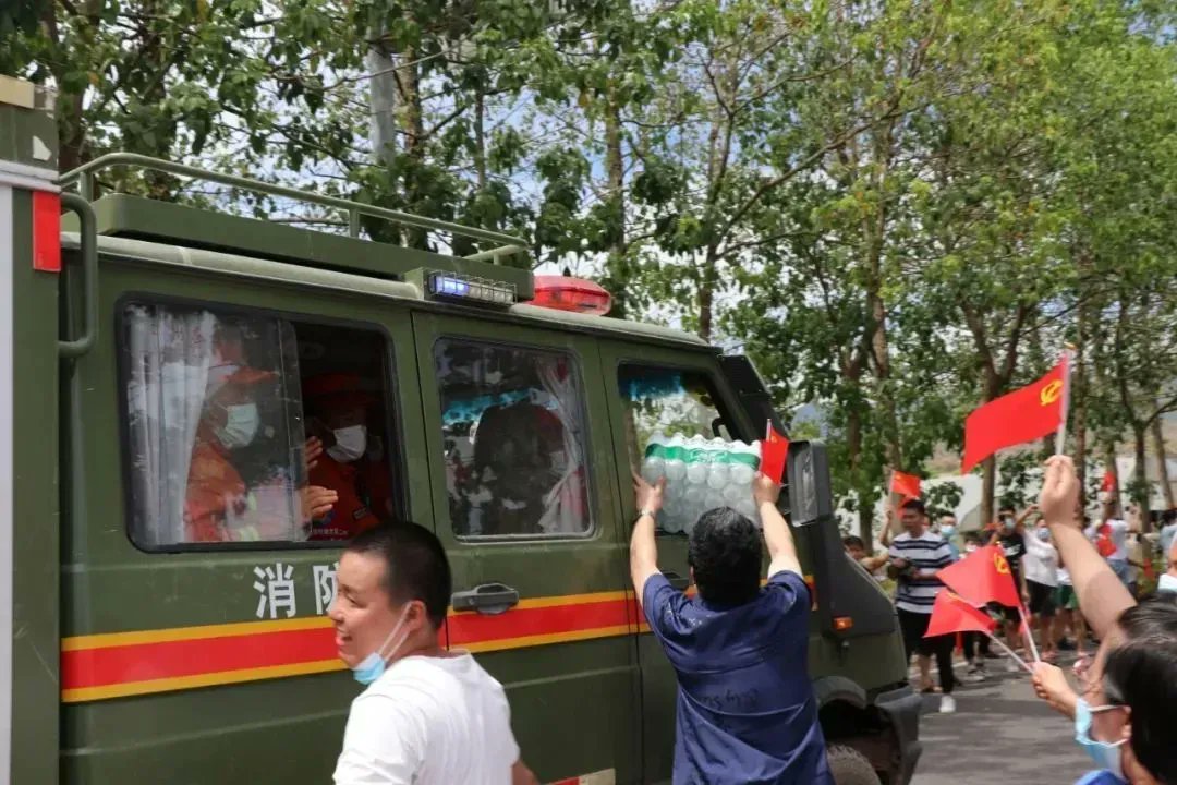 zhouwenf's tweet photo. @marmaduke1949 Because you don't know how the people of Chongqing thank the firefighters who helped them put out the huge mountain fires. https://t.co/Yjc4w8s5nd