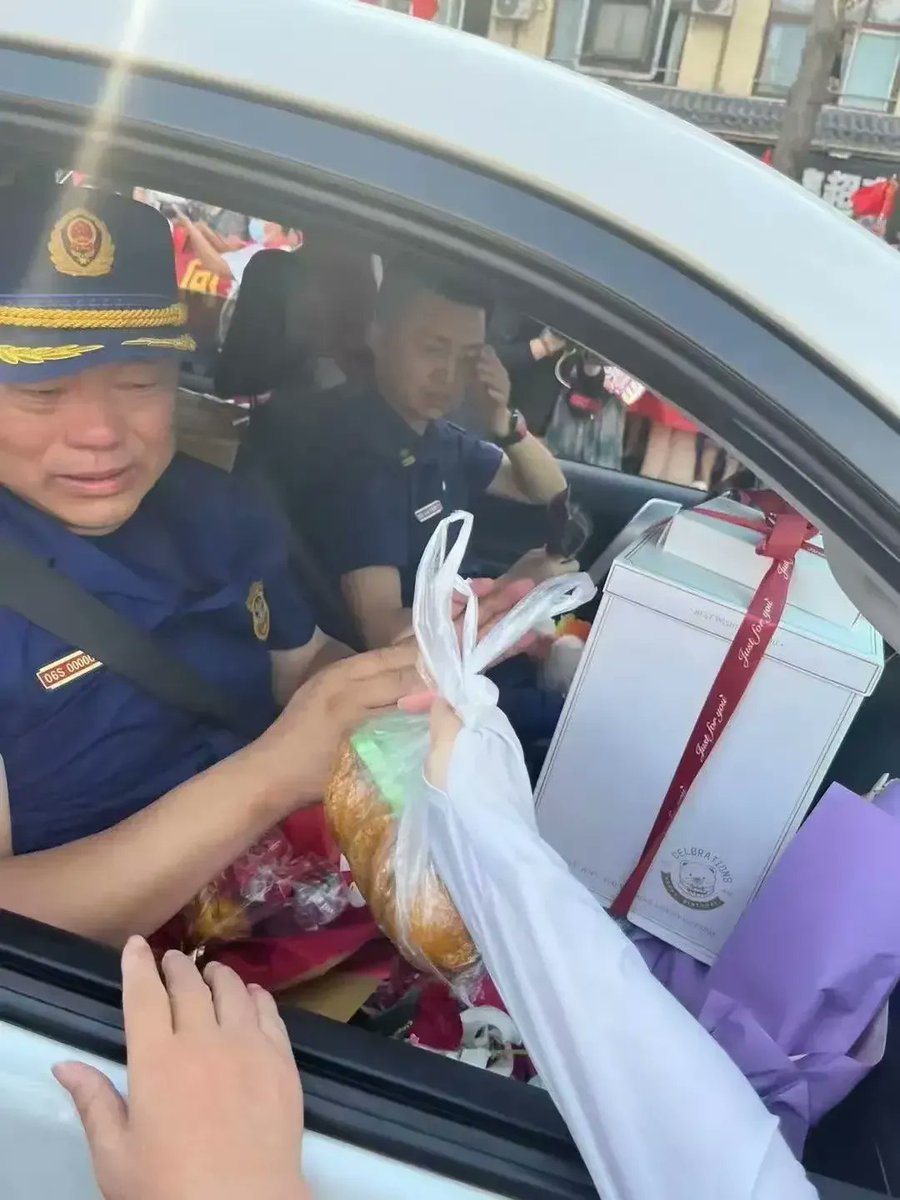 zhouwenf's tweet photo. @marmaduke1949 Because you don't know how the people of Chongqing thank the firefighters who helped them put out the huge mountain fires. https://t.co/Yjc4w8s5nd