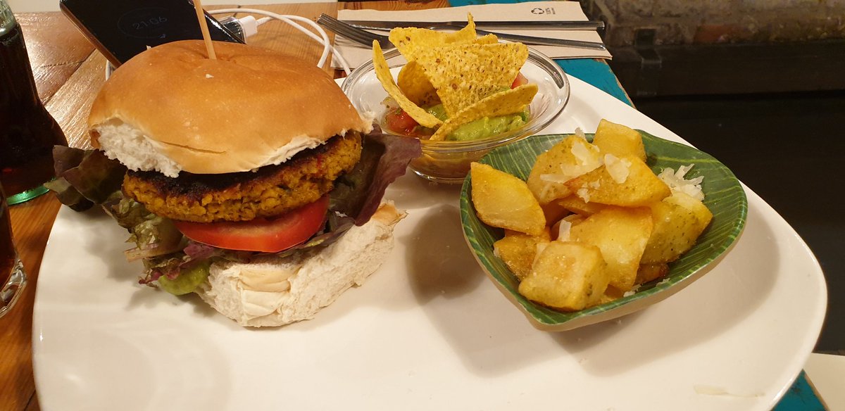 CineMasFood's tweet photo. ¿Has probado ya alguno de los menús #cinemasfood? Si vas a La Bonita de Vegueta podrás probar estos platos tan suculentos 😋
#cinemasfood2022 #ViveVegueta #ICDC https://t.co/TgmvLcnCIi