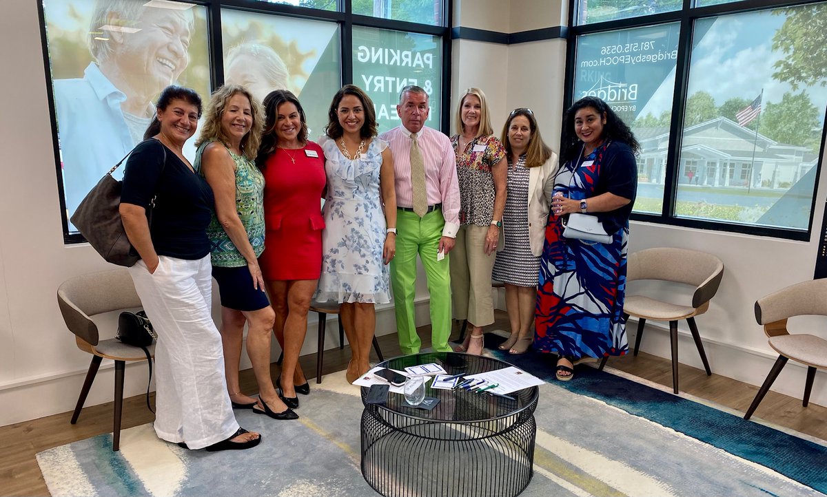 WaterstoneLex's tweet image. The #WaterstoneOfLexington team had a wonderful time hosting local professionals for a Celtic Harp Cocktail Hour. Everyone was able to unwind and relax while enjoying the soothing sounds of the harp. 🎶 Special thanks to those who attended!
