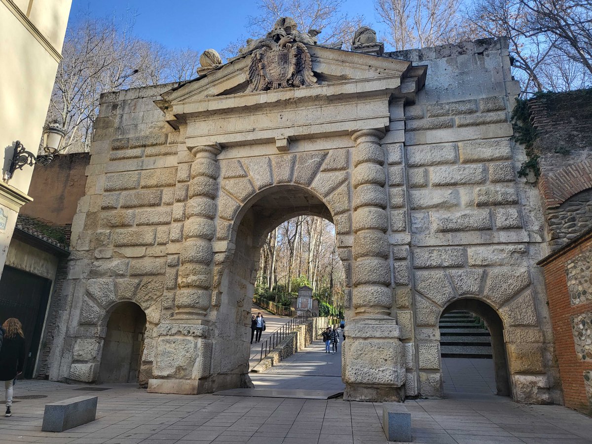 ClaritasGranada's tweet photo. La Puerta de las Granadas se encuentra justo al comienzo del bosque de la Alhambra. Una puerta imperial de gran belleza, que lleva hacia un lugar aún más bonito. ¿Has pasado alguna vez por aquí?

#claritasturismo #claritasgranada #granada https://t.co/31cKHW9qpi