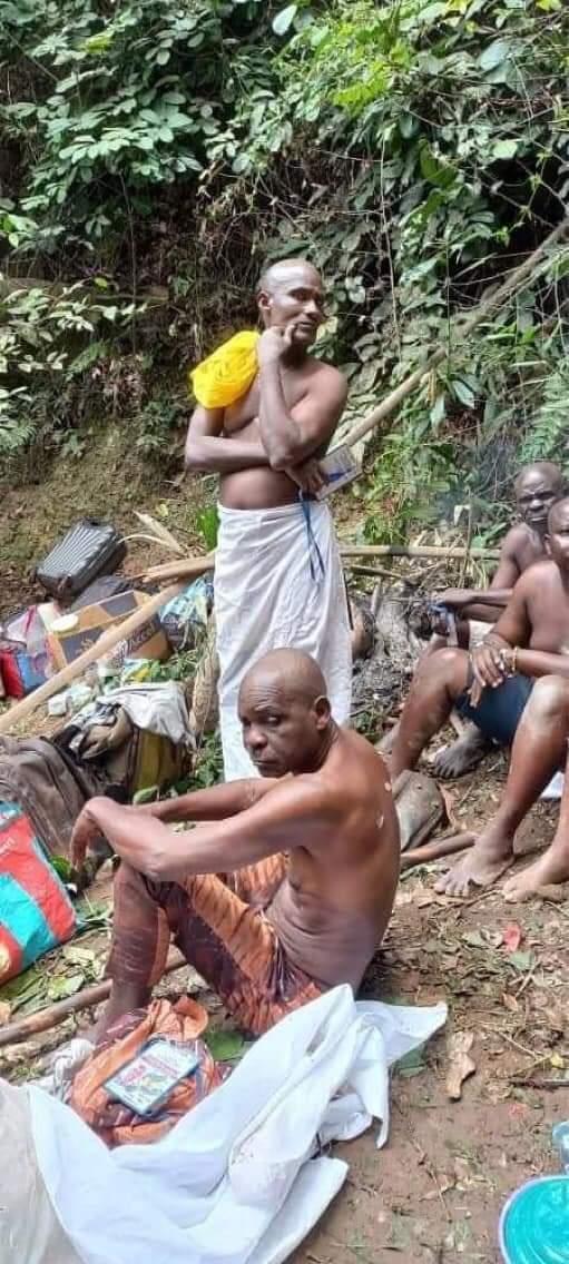 Maxewell's tweet photo. Les gens là font quoi dans nos forêts ? Qui les a amené à Okondja? #FaitsDivers #Gabon #Benin #Marabouts #Afrique #Envoutement #Sorcellerie https://t.co/fLC1uuaxdS