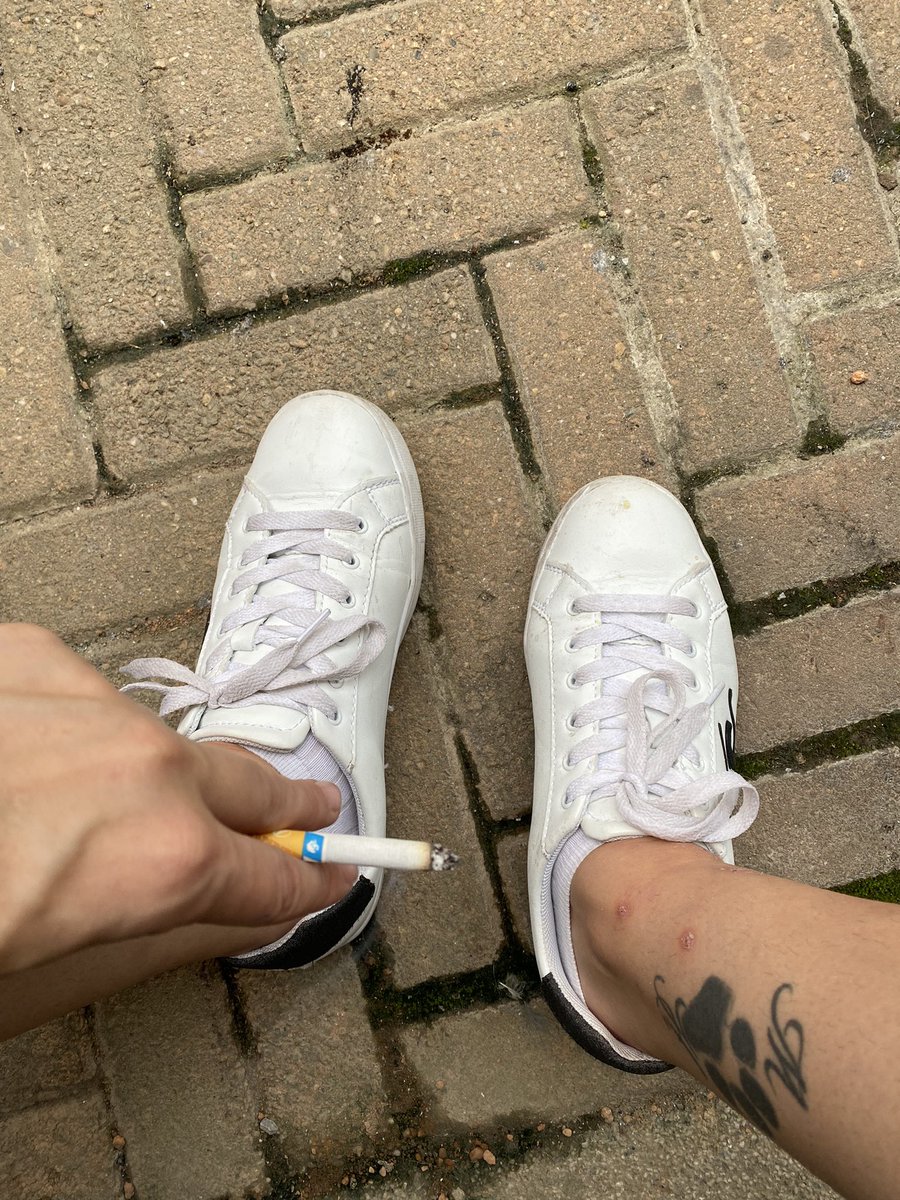 Ladyalexis_f's tweet photo. Chi vuole fare la fine di questa sigaretta?
@findomitalia @salvatore8490 @findom4feets @Slave4CoolBrain @Massimo66934457 
#moneyslaves #moneymisstress #smoke https://t.co/n6eiuepAph