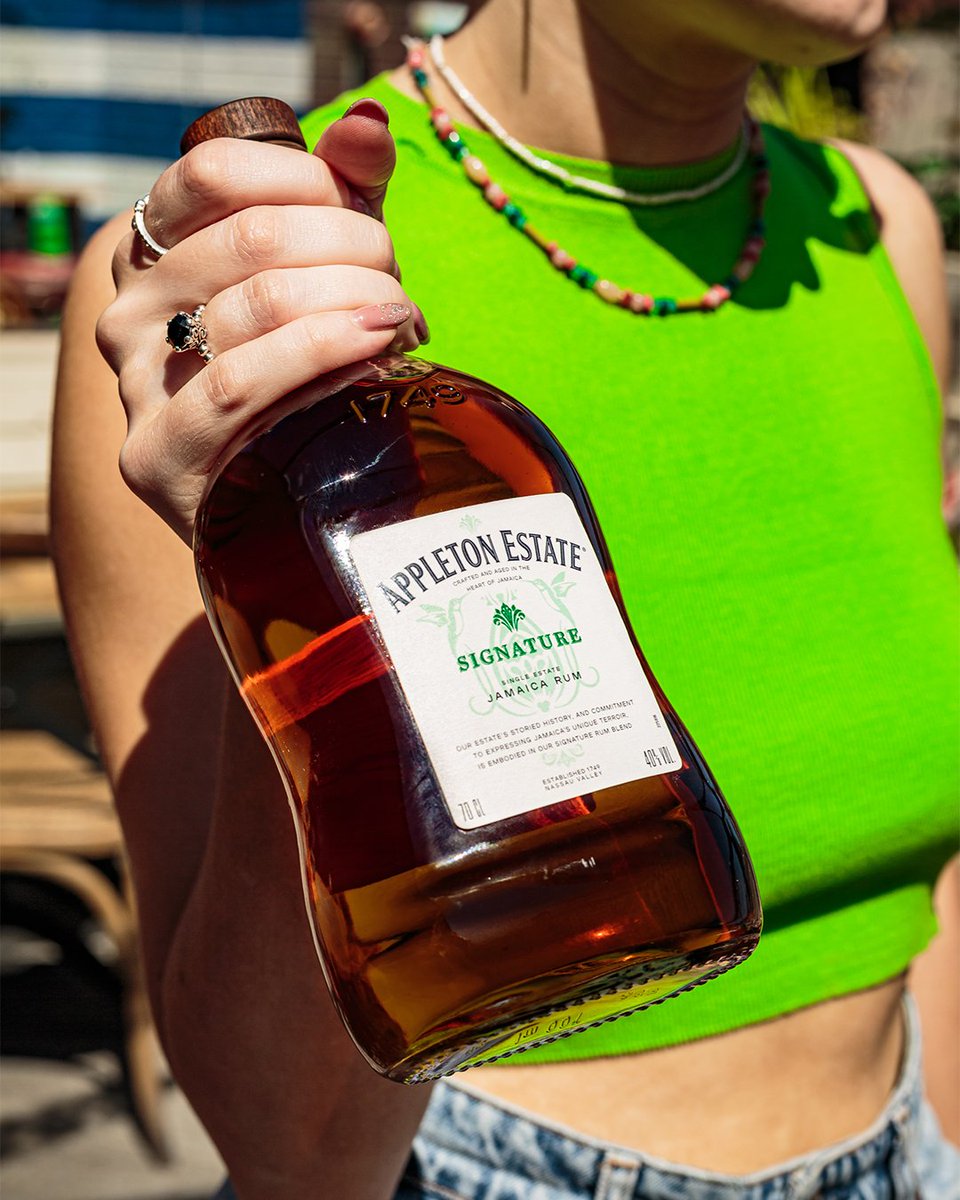 AppletonRumUK's tweet photo. Hands up if you love our rum? 🙌 🥃
Big up the bank holiday good vibes! ☀️
#bestrum #rum #handsup #cocktailoclock https://t.co/3ymgN4U4s9
