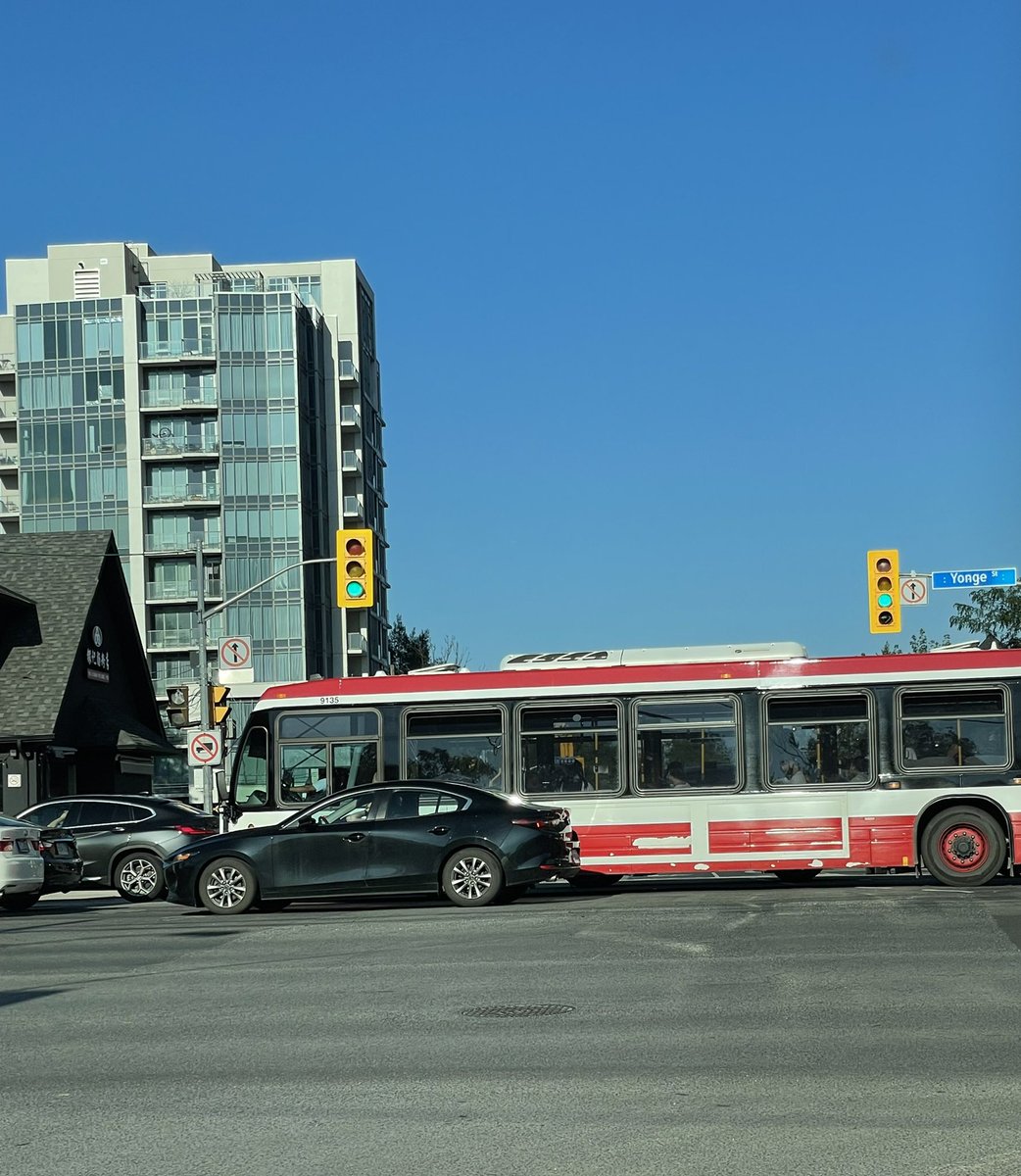 StoptionalTO's tweet image. Shutting down subways causes more than just a headache for commuters ☠️ Note the walk sign, the @TTChelps running a red light and general chaos in #willowdale #zerovision #stoptionalTO #walkTO