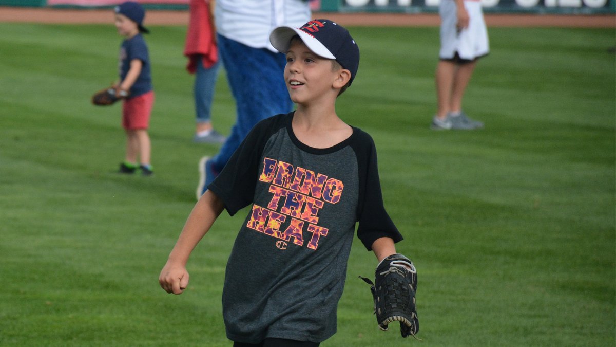 SCSpikes's tweet photo. A Hockey Jersey-off-the-Back Auction pres. by @psecu to benefit @CMNHospitals + the first 250 Kids Eat Free &amp; a Pre-Game Catch on the Field - it's what happens when Hockey Night in Happy Valley falls on Sunday Funday pres. by Bigfoot Country Legends!
Tix: https://t.co/5qzOYxWffn https://t.co/Xd9pHQa5he