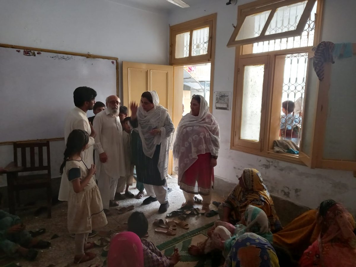 KKO1921's tweet photo. خدائی خدمتگار آرگنائزیشن کی جانب سے آج نوشہرہ کے مختلف سکولز میں مقیم سیلاب زدگان میں امدادی پیکجز تقسیم کئے گئے جس میں خوراکی سامان، بستریں،کپڑے اور بچوں کے خوراک کا سامان شامل تھا۔
#KKO | #FloodsInPakistan https://t.co/d5HCZuJrpn