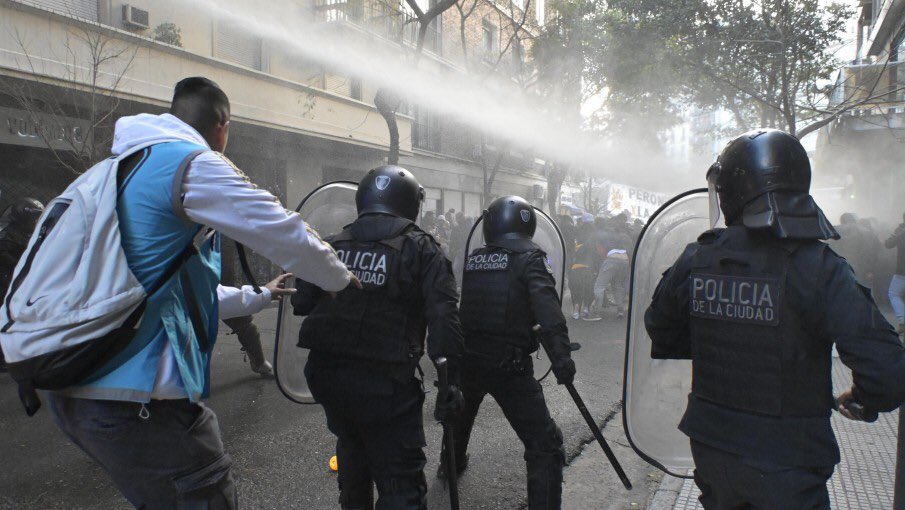El Partido de la Victoria repudia la represión ejercida contra la manifestación de apoyo a Cristina Fernández de Kirchner y contra Máximo Kirchner.
La defensa de nuestra democracia nos exige el máximo de alerta y movilización.