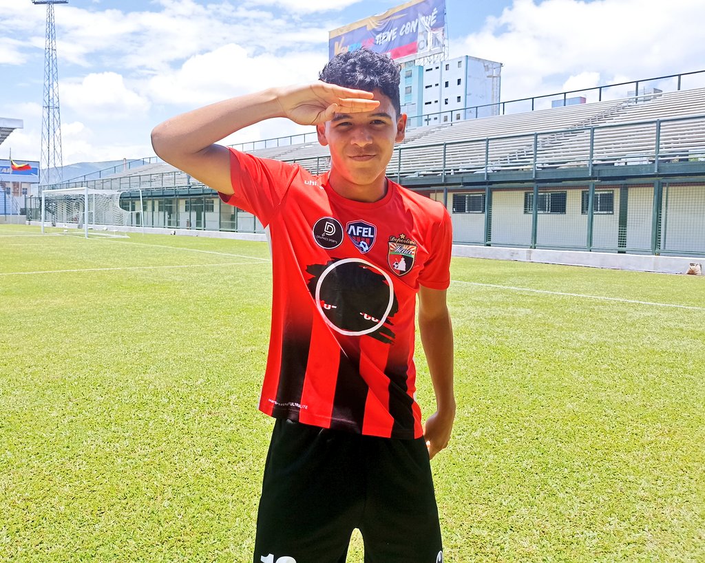 #TorneoEstadalPlus | #Final | #Sub15 | #DeportivoLara 1-0 <a href="/AcademiaBQTO/">AcademiaBarquisimeto</a> | 1T | 3' ⏱️ | ¡GOOOOOOOOL ROJINEGROOOO! 👏🏼🔥 Diego Ladino abre la cuenta rápidamente con un cabezazo.

#DaleDEPOR 🔴⚫
#VenezuelaEsFUTVE 🇻🇪