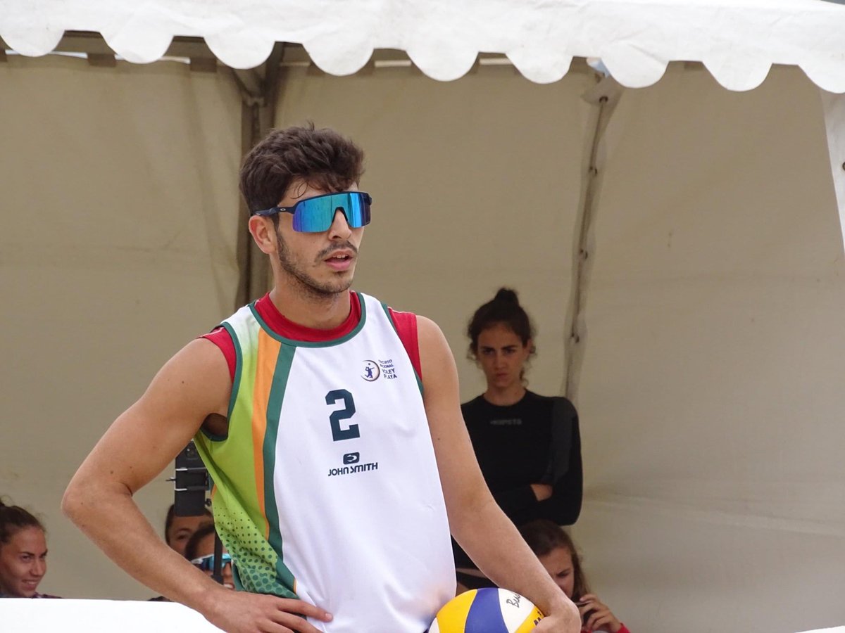 ¡CAMPEÓN DE ESPAÑA!
Nuestro paisano <a href="/amsaucedo22/">Antonio Manuel</a> junto con su compañero Álvaro Viera consiguen el oro nacional en el campeonato de España de selecciones autonómicas de vóley playa sub 21 de Madrid.
¡Enhorabuena Campeones! #Arahal