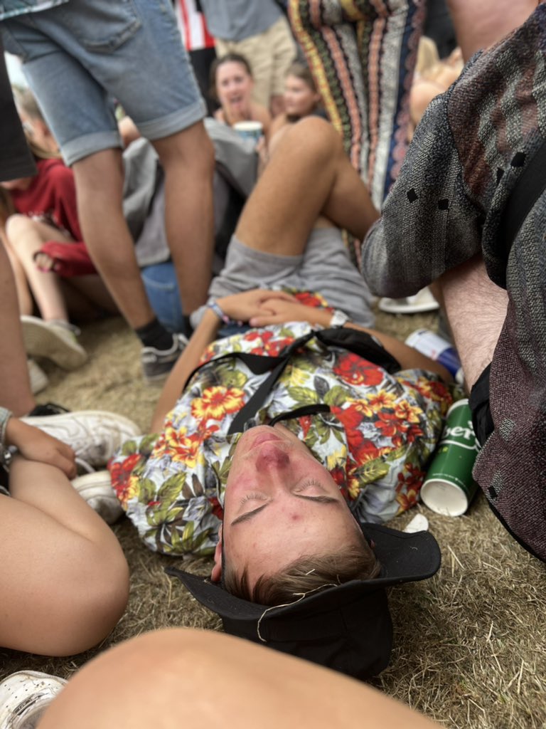 AucielloRimini's tweet photo. #NoMusicOnADeadPlanet #Leedsfestival quick power nap ready for Arctic Monkeys https://t.co/W1f61dphBM