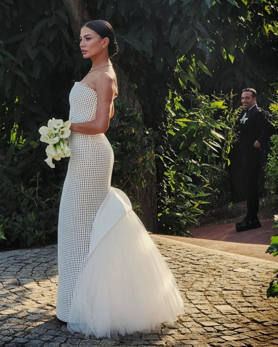 jaysworId's tweet photo. Gelin hanım 🤍
#DemetOğuzhanWedding https://t.co/rgrHxwpzUk