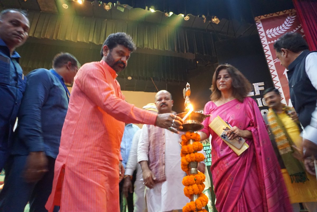 dayalugurubjp's tweet photo. स्वस्थस्य स्वास्थ्य रक्षणं, आतुरस्य विकार प्रशमनं।।

...DLF पब्लिक स्कूल गाजियाबाद में आयोजित दो दिवसीय अमृत आयुर्वेद योग महोत्सव के अंतर्गत 40वीं उत्तर प्रदेश राज्य स्तरीय योगासन खेल प्रतियोगिता की ट्रॉफी का अनावरण किया। #गाजियाबाद https://t.co/eZVmXePS0Y