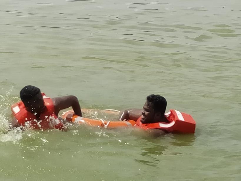 NabarangpurDeoc's tweet photo. Water rescue training of Dasarapada Shelter, Nabarangpur #osdma #Capacitybulding #dmnabarangpur https://t.co/jAdU2kf8Wl