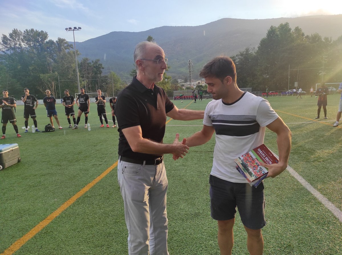 UEO1921's tweet photo. 👏🎩 Al descans, merescut homenatge a Dani Alonso, jugador amerenc que penja les botes i amb trajectòria important a la #UEOlot. 

🎯 Golejador destacat que ens va ajudar a assolir categories de Primera Regional fins a Tercera Divisió. Quina màgia!

#AmerOlot #PretemporadaUEO https://t.co/8BxVbLK4Dv