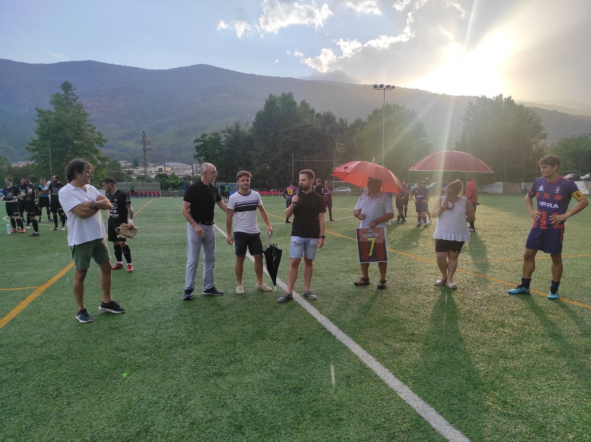 UEO1921's tweet photo. 👏🎩 Al descans, merescut homenatge a Dani Alonso, jugador amerenc que penja les botes i amb trajectòria important a la #UEOlot. 

🎯 Golejador destacat que ens va ajudar a assolir categories de Primera Regional fins a Tercera Divisió. Quina màgia!

#AmerOlot #PretemporadaUEO https://t.co/8BxVbLK4Dv