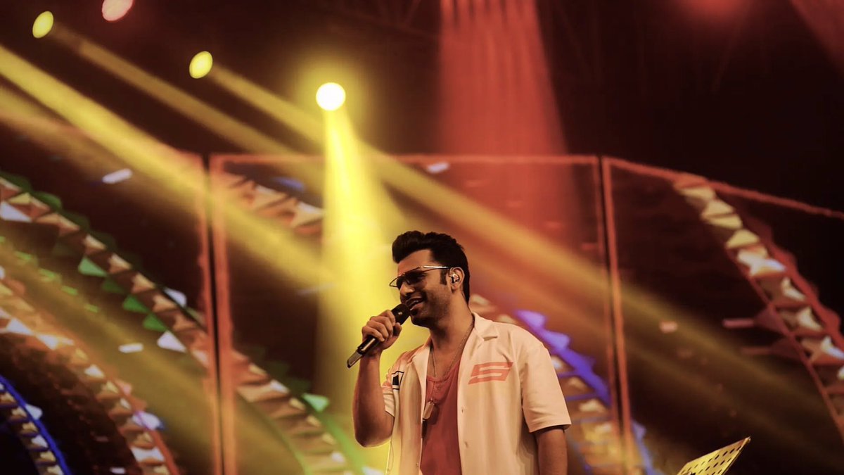 Ok33Official's tweet photo. The happiness in his eyes when he’s on stage.♥️😍🤘🎤

#RahulVaidya #RKVians @rahulvaidya23 https://t.co/1Zriv85UW3