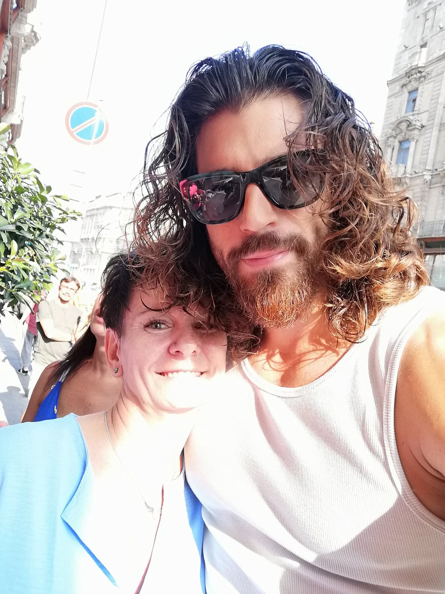 simonimrene1969's tweet photo. 2022.08.28. Budapest
A "nagy találkozás"🥰
Sokat vártam rá, de felejthetetlen élményben volt részem❤️🙏
#CanYaman https://t.co/7EiSzHSm9k