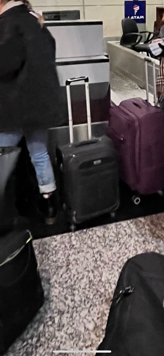 delfiviejo's tweet photo. @Aerolineas_AR Nefastos. 
Siempre lo mismo. No te contestan el teléfono y no se hagan cargo de tus pertenencias.
#aerolineasargentinas #chorros #valijas https://t.co/UuL4dal8s2