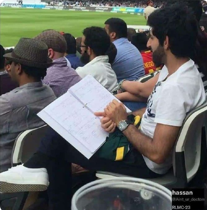 UsamaZy's tweet photo. When its Pakistan Vs India, But you have an important Exam Tomorrow....
#INDvsPAK
#AsiaCup2022 https://t.co/IUwM5BOgYQ