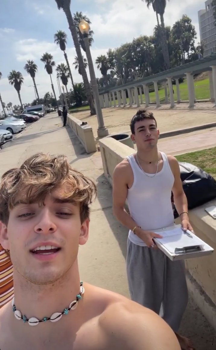 EduardaMariah14's tweet photo. I'm loving their surfer vibe🌊🏄♂️🏄♀️
@Savannahbardot @alextopdancer @joshbeauchamp
#joshbeauchamp #savannahclarke #alextopdancer #nowunited https://t.co/ZwD9ZWN6qW
