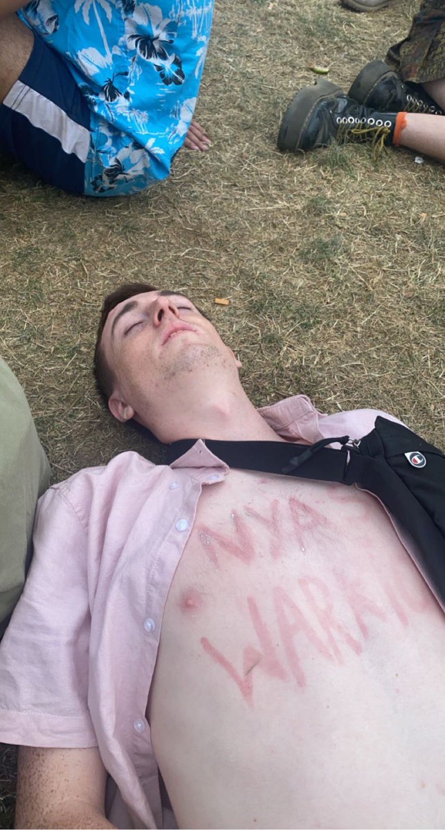 NiamhButlerxo's tweet photo. fell asleep whilst hunting the nyash #NOMUSICONADEADPLANET #LeedsFestival https://t.co/4WEx4DSi1m