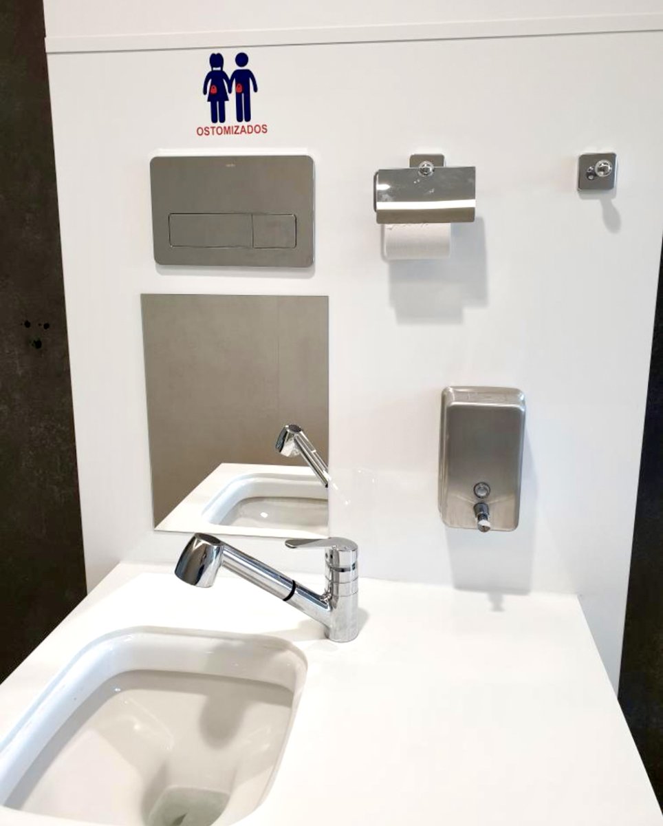 Se calcula que en España hay unas 125mil personas ostomizadas, y la instalación de cuartos de baño adaptados para ellos es algo que podemos ver en algunos centros públicos, aeropuertos o estaciones, aunque estamos muy lejos de lo que debería.