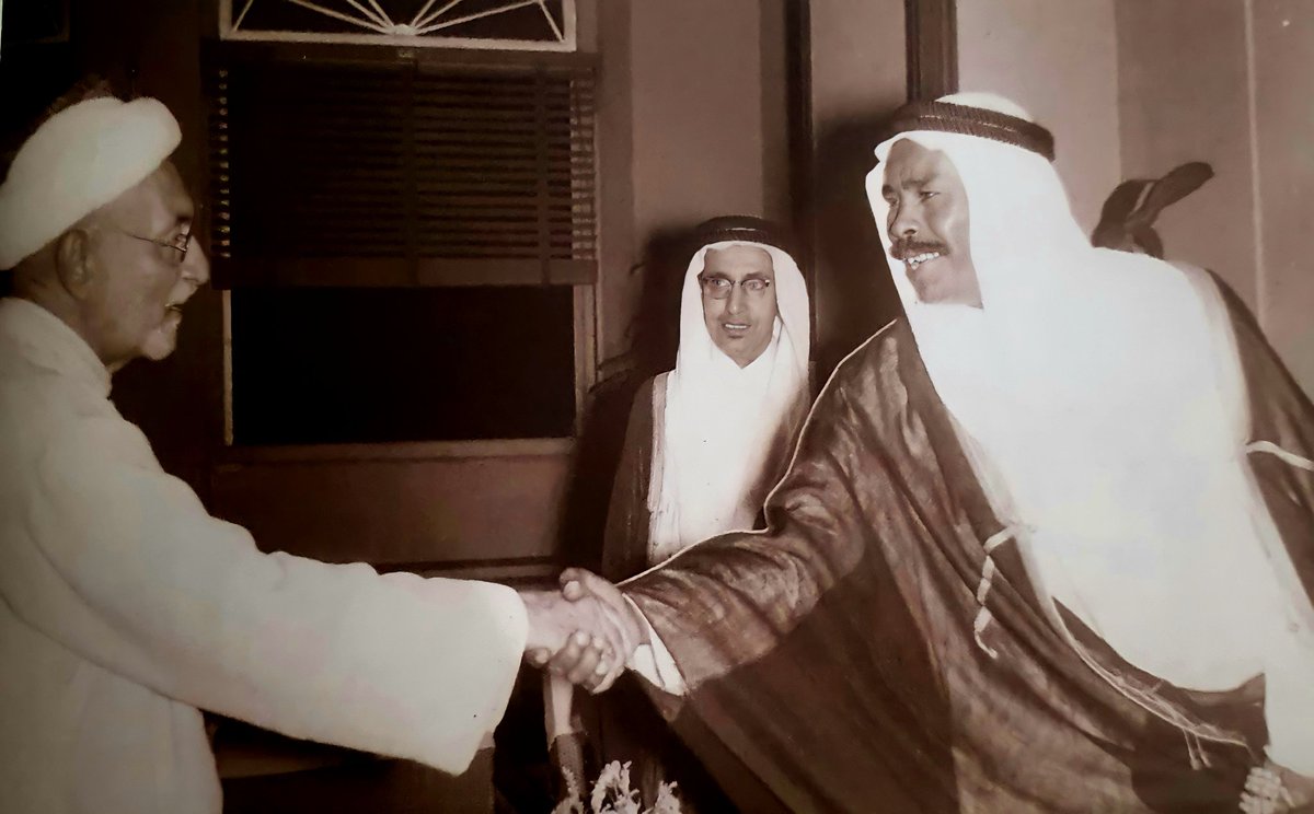 abu_taymour's tweet photo. روابط الخليج بالهند: ابان زيارته للهند عام 1956 زارالشيخ فهد السالم الصباح(ولد في 1905 وتوفي بالدمام عام 1959) رئيس دائرة البرق والبريد والهاتف الكويتية تاجر اللؤلؤ الحجازي المقيم في بمبي الحاج محمد علي زينل بحضور الشيخ محمد العلي البسام المقيم هناك ايضا https://t.co/VvHPxTyqM5