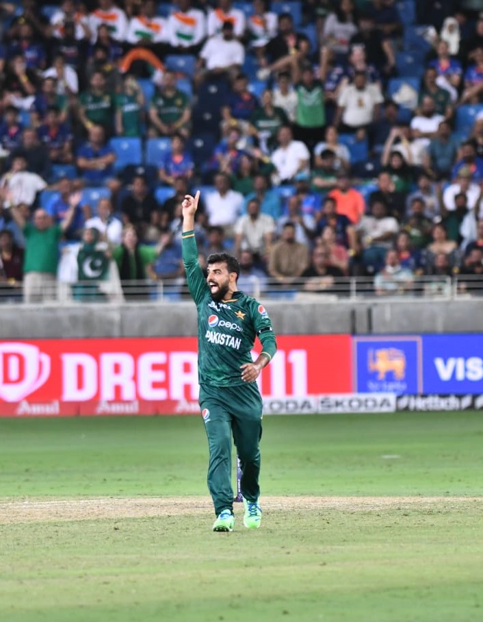 TheRealPCB's tweet photo. 𝟒 overs
𝟏𝟗 runs
𝟏𝟎 dot balls
𝟒.𝟕𝟓 economy rate

Wicketless but economical. Well bowled, @76Shadabkhan 🙌

#AsiaCup2022 | #INDvPAK https://t.co/9bYJkZjAwZ