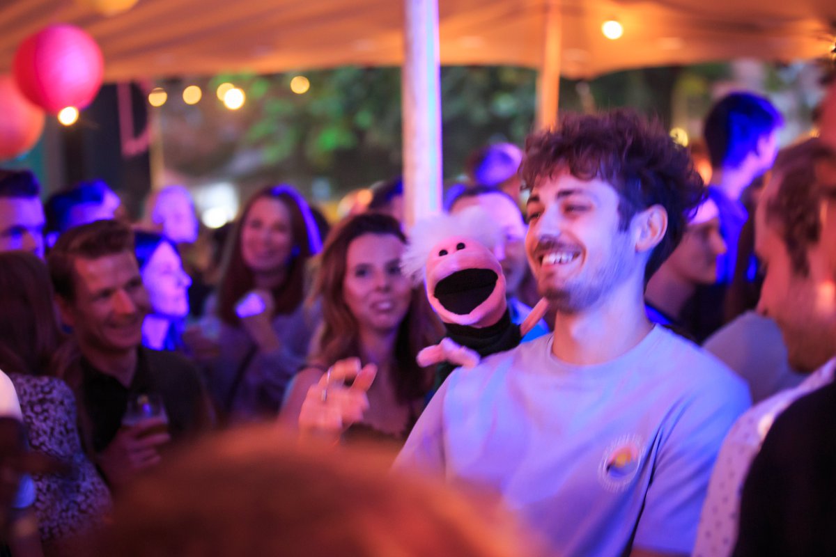 Samen met <a href="/ENJOBPERSONEEL/">ENJOB</a> hebben we Zelfde vereeuwigd in de nieuwe Zomerparkfeest-pin. Als je 3 dagen in 't Julianapark geweest bent, dansend bij AMIGO, meezingend bij MAIN, elke dag naar de wc... dan heb je 'm verdiend! Hup, naar het serviceplein om de pin in ontvangst te nemen!