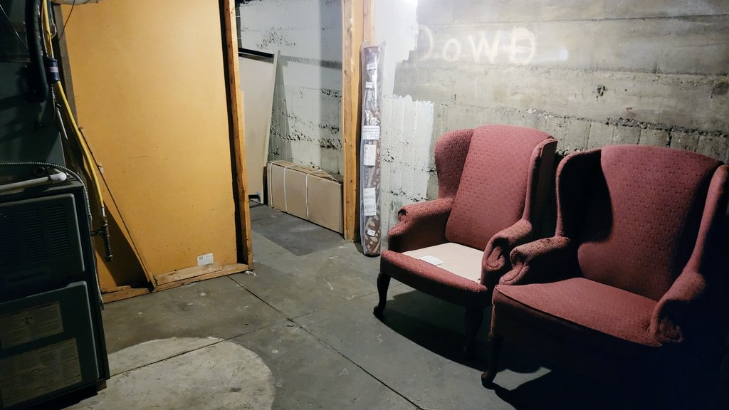 Moving to a new apartment. Setting up soon to be studio. #movingday #thespookydoor #MurderBasement