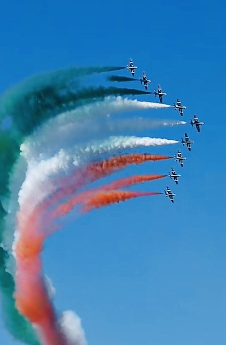 Sonia49043100's tweet photo. “””Magica giornata con le “Frecce Tricolori”………….Unici…Mitici…””” https://t.co/Kkra6LFOxr