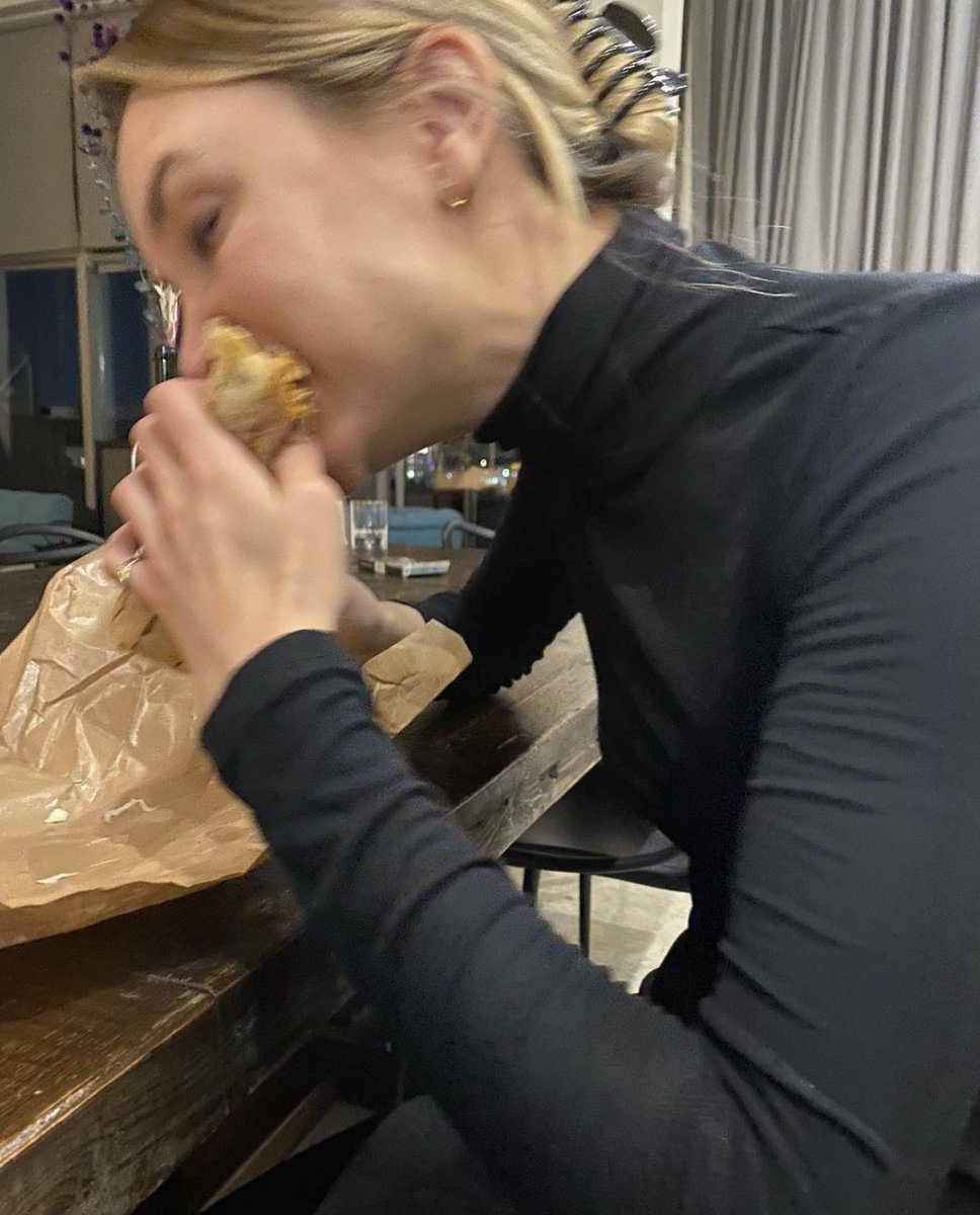 ccolesprousem's tweet photo. “feliz aniversário pra incrível, ari. a menina dos meus olhos. a salada da minha couve. o banquete para a minha fome. te amo bebê. dois círculos completos ao redor da enorme lâmpada no céu.”❤️ https://t.co/NB86C7U77i