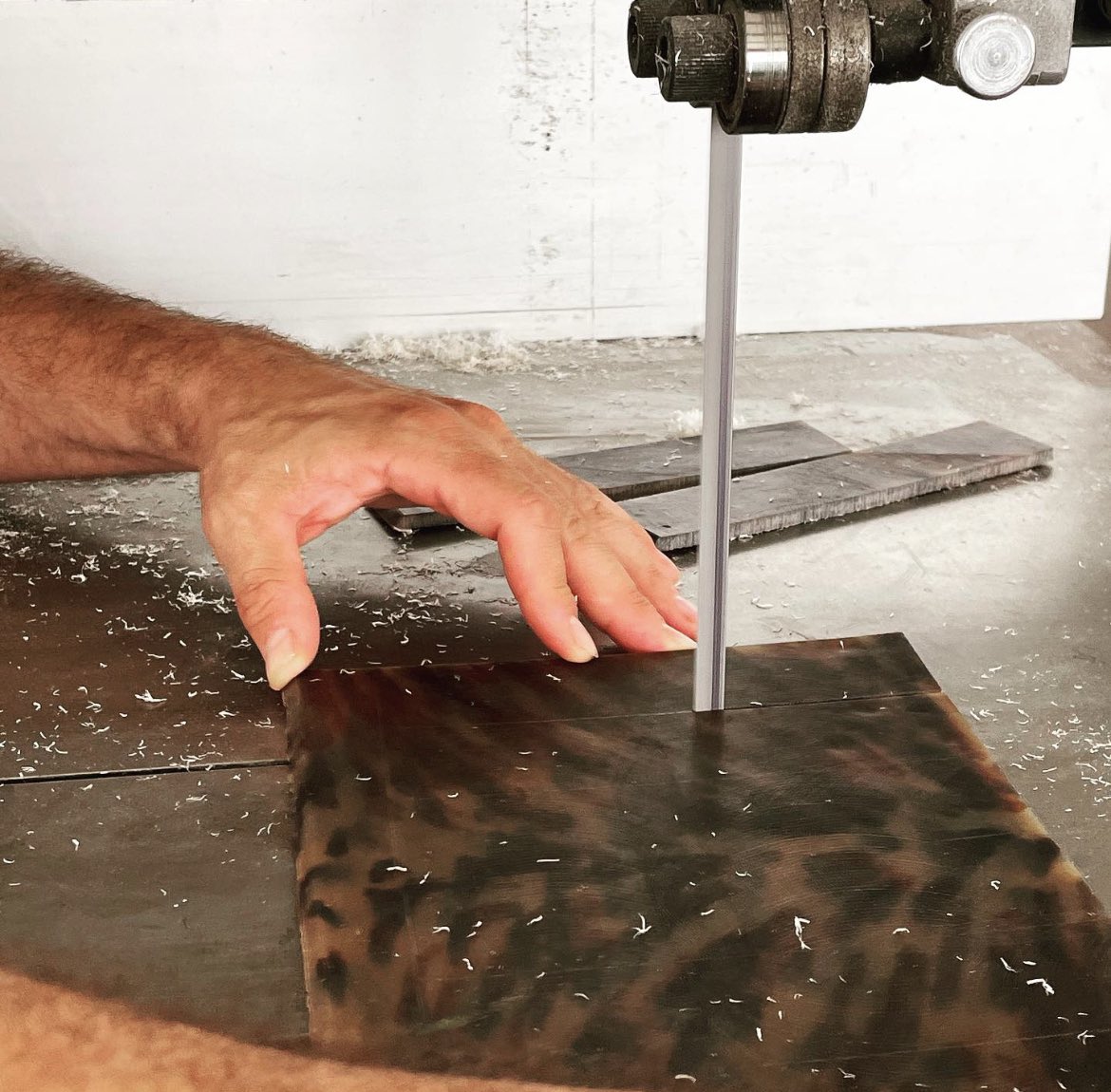 Cutting galalith slabs into small plates for the production of combs.

Taglio di lastre di galalite in piccole placche per la produzione di pettini.

#galalith #comb #galalithcomb #combs  #biodegradable #galalite #pettineingalalite #mariellamartinato #horncomb #peigne #kamm