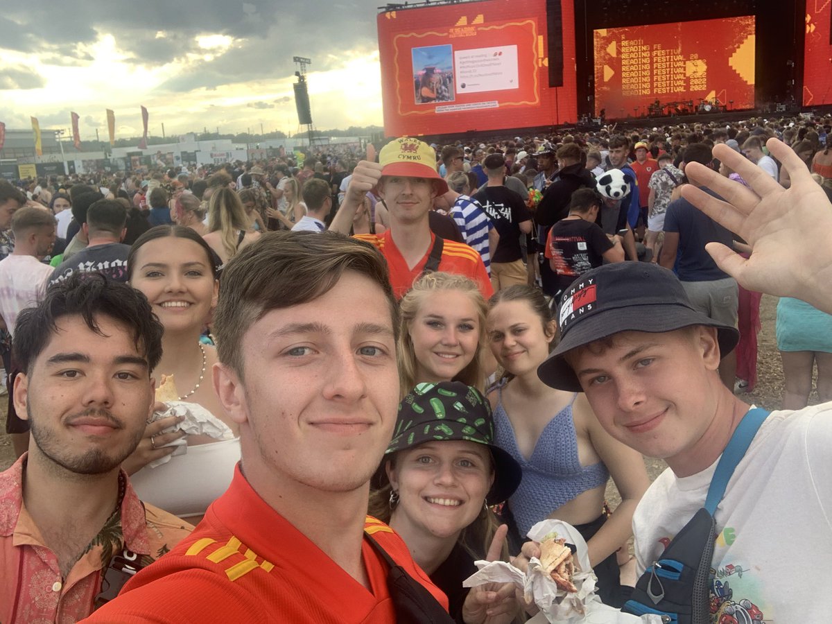 Morgs21212's tweet photo. #NoMusicOnADeadPlanet #JoelHasAChickenWrap #readingfestival2022 https://t.co/ymZa3CRYsA