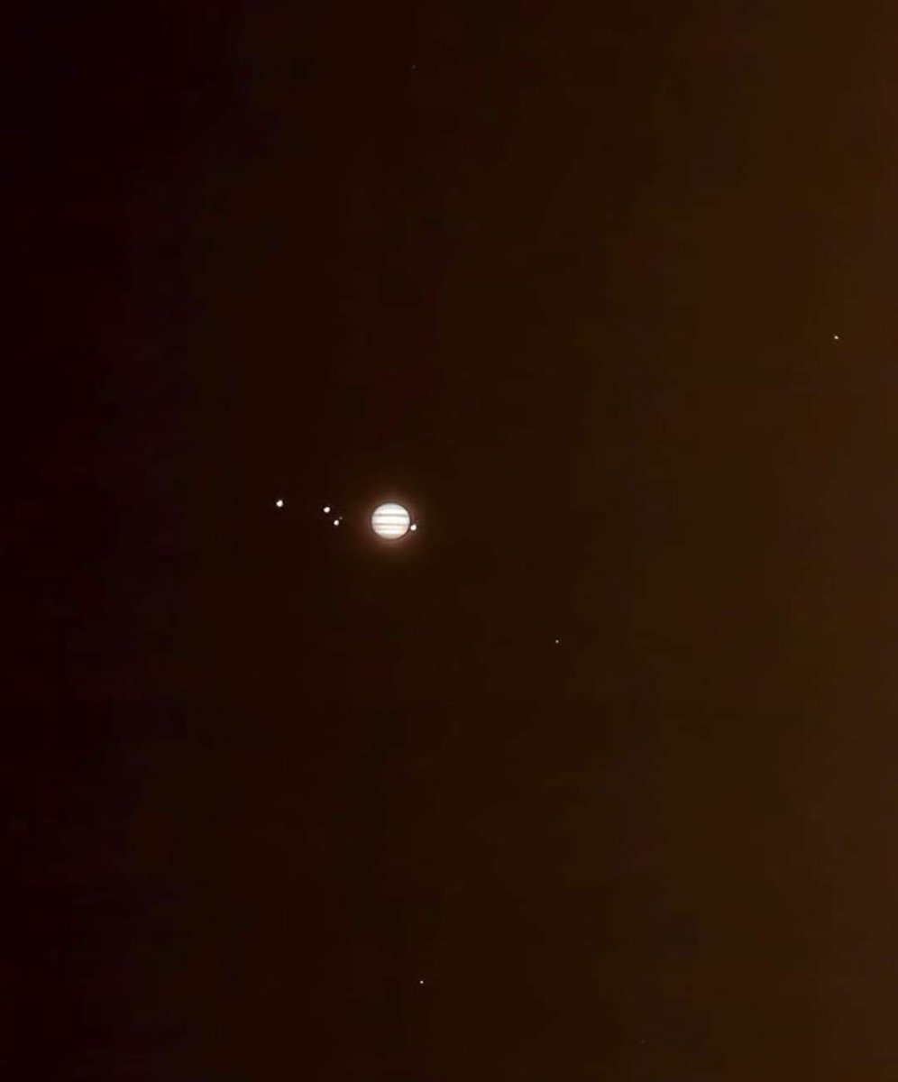 MsCiencia2's tweet photo. Júpiter y sus cuatro lunas más grandes brillando en el cielo nocturno.

Ganimedes, Europa y Calisto a la izquierda, Ío a la derecha.

📸 Luis Argerich https://t.co/rfoUzLN6Yl