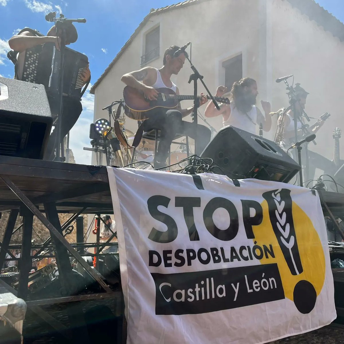 Accion_CyL's tweet photo. 🌾 Muchísimas gracias a @estoesLaMODA por ondear nuestra bandera contra la despoblación en su concierto de #Covarrubias (#Burgos).

Porque al igual que ellos cantan, nosotros jamás nos olvidamos de dónde venimos.

¡Futuro para nuestra tierra!
¡Futuro para Castilla y León!
💛🌾 https://t.co/VwkXq2RGLL