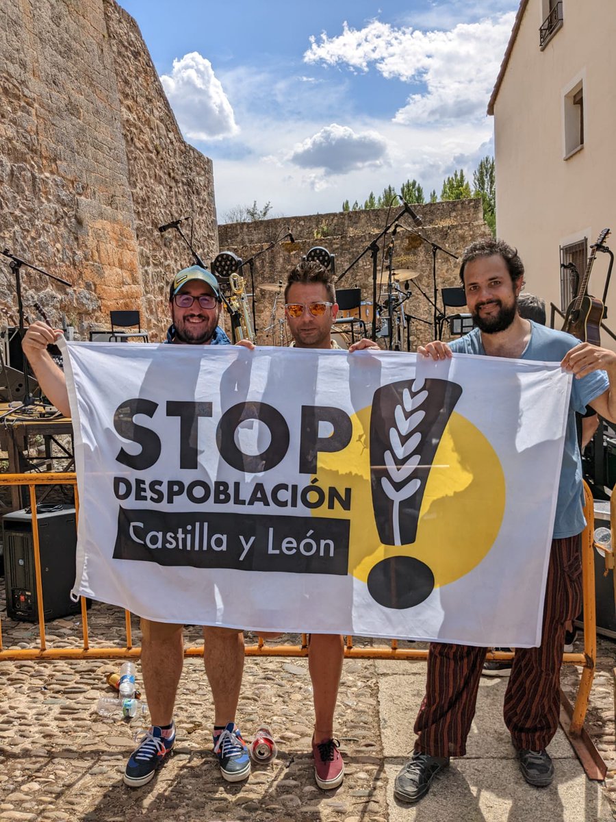 Accion_CyL's tweet photo. 🌾 Muchísimas gracias a @estoesLaMODA por ondear nuestra bandera contra la despoblación en su concierto de #Covarrubias (#Burgos).

Porque al igual que ellos cantan, nosotros jamás nos olvidamos de dónde venimos.

¡Futuro para nuestra tierra!
¡Futuro para Castilla y León!
💛🌾 https://t.co/VwkXq2RGLL