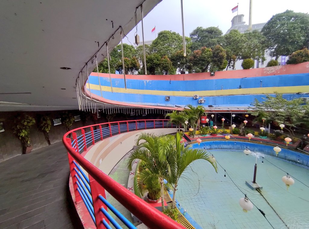 rizkidwika's tweet photo. Ohiya.
"anak lama" pasti tahu betapa nyebelinnya pindah kendaraan dari KRL ke Transjakarta di Kotu.
Kita harus masuk terowongan dulu, muter-muter, baru deh nyampe di halte.

Sekarang udah nggak gitu lagi gaes.
Bye-bye terowongan bawah tanah. https://t.co/3PWlluCoy9