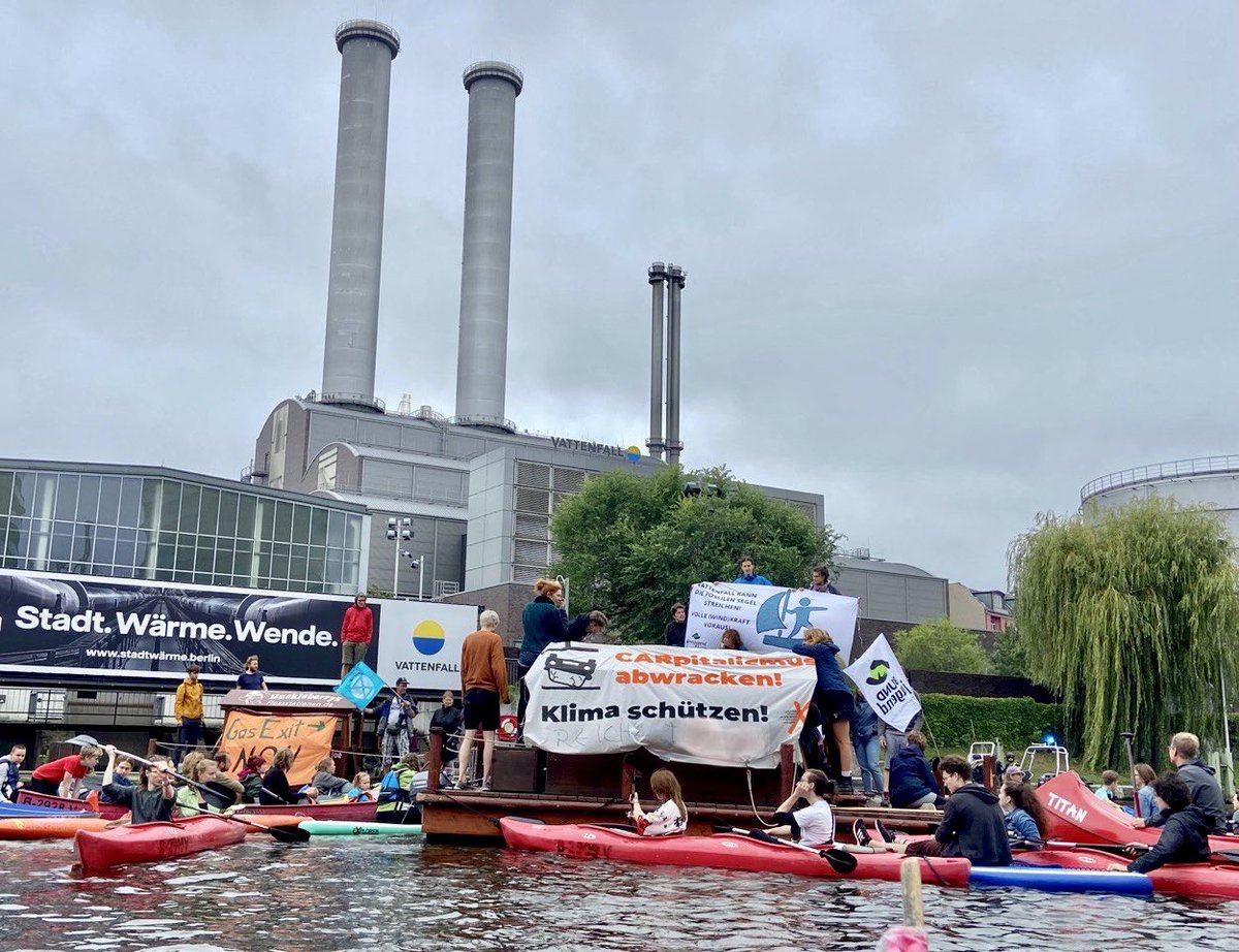 XRBerlin's tweet photo. Aktuell läuft die Abschlusskundgebung der #ClimateAndBoat an der #EastSideGallery mit einem Konzert von Leopard.

Davor sind wir mit fast 50 Booten zum #HeizkraftwerkMitte von @VattenfallGroup gefahren um zusammen die sofortige #Energiewende zu fordern. ❤️✊🏽

#RunterVomGas #NoLNG https://t.co/vmv6dWTPUL