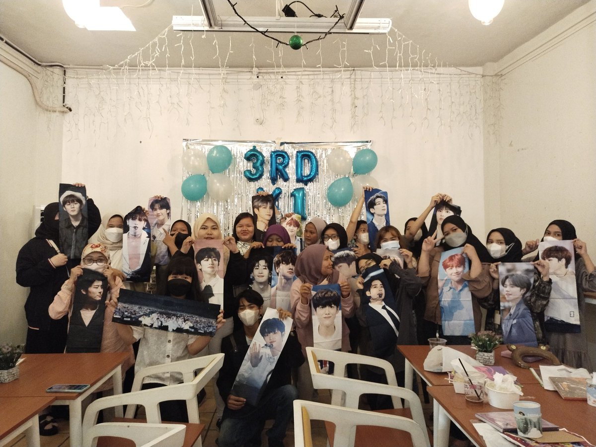 ifldf93's tweet photo. Maaf ya kerjaannya ngerusuh mulu, paling berisik @BabyRockBerry @fans_noona @hwangmini30 @hafifah_arbah @izzyyme
🤣🤣🤣🙏🏻🙏🏻🙏🏻

 @oneitbogor makasih banget udah ngadain acara ini 😚😚😚 https://t.co/EEccK5mfAd