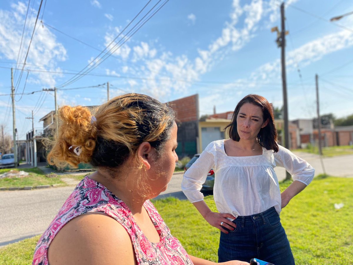 plambertini's tweet photo. LOS HORNOS ❤️🚶🏽‍♀️

Conversamos con vecinos y vecinas de Los Hornos para conocer la realidad que viven día a día. Me contaron sobre la necesidad de que se instalen más y mejores luminarias porque las que están cumplen con su función de  iluminación y prevención de seguridad. https://t.co/eB9tqJZItH