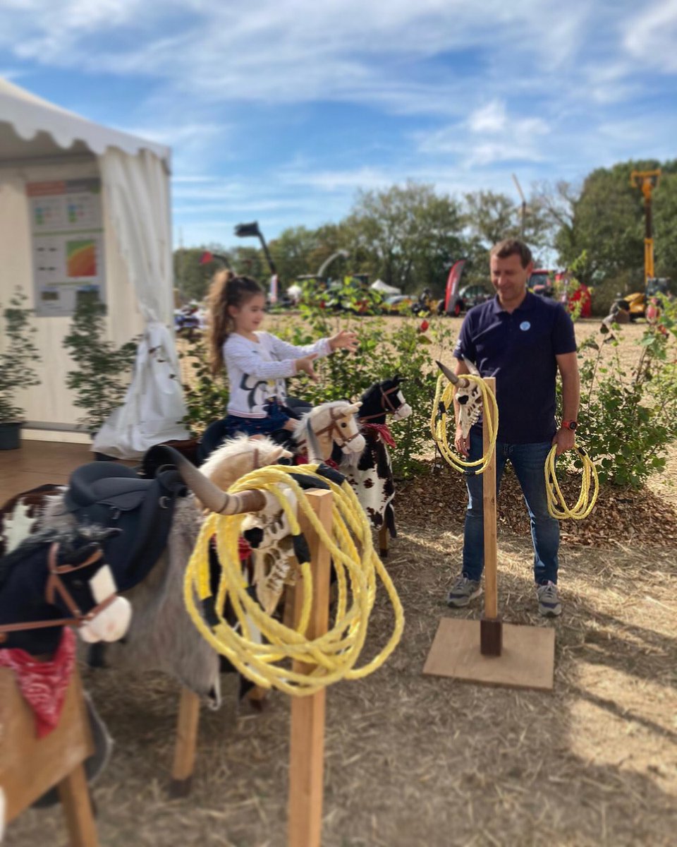 CAAtlantVendee's tweet photo. Belle ambiance à la fête de l’agriculture 44 avec notre animation lasso 🐴 @JApaysdelaloire #agriculture #loireatlantique https://t.co/JiPVqsvXH1