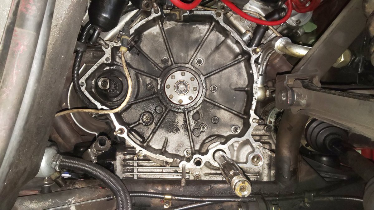 TFerrariide101's tweet photo. フェラーリ328。オイル漏れ修理の為クラッチハウジングの奥のプレート、エンジン降ろさず外しました。まあ、ほとんどエンジンを降ろす寸前のところまでパーツは外しましたが。通常は降ろして作業してください。試しに作業してみました。#ferrari #328GTS #ferrari_repair #ferrari_maintenance https://t.co/IDCYvzgzrS