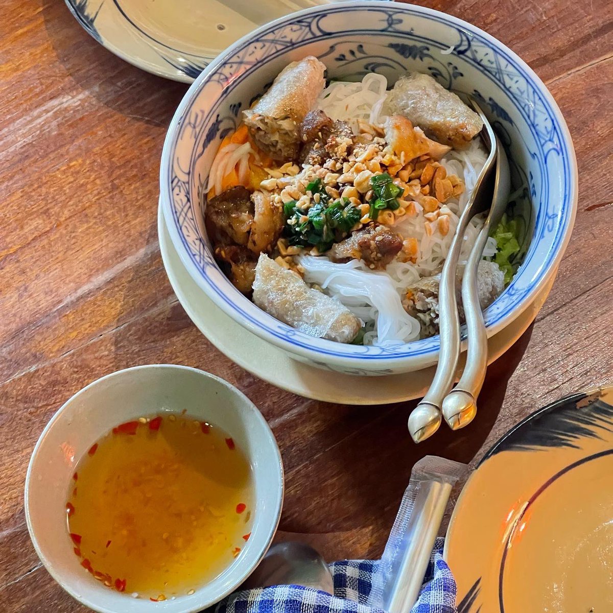 maideemaireview's tweet photo. 🇻🇳 ร้านอาหารเวียดนามที่รสชาติเหมือนเวียดนามแท้ๆ Saigon Recipe ✨ ใครคิดถึงอาหารที่เวียดนามไปกินร้านนี้ได้เลยไม่ผิดหวัง ชอบ Bún thịt nướng ฟีลขนมจีนกินกับหมูย่างปอเปี๊ยะทอดคลุกน้ำปลาหวานจางๆ นัวสุด 🤤 @aroii @aroiipaiadk  #อร่อยไปแดก #อร่อยบอกต่อ #อาหารเวียดนาม #maideemaireview https://t.co/8xJYnbgEvi